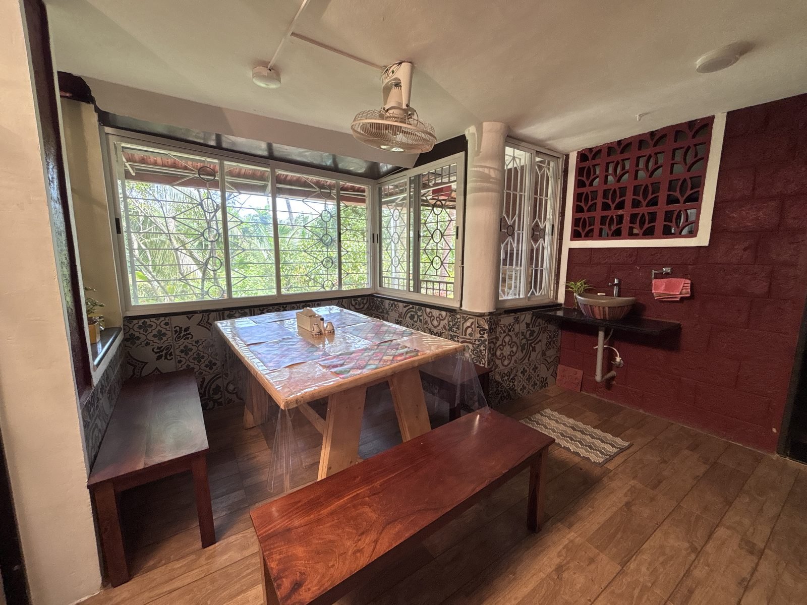 The dining nook at Calamara